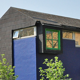 Det blå hus med grønne vinduer